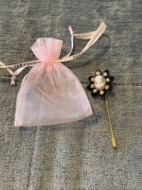 Rare Tarina Tarantino Cameo Stick Pin Brooch
